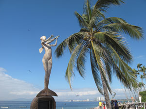 Mermaid ダウンタウンの海沿いに立つ銅像。マーメイドが爽やかにバイオリンを弾いている
