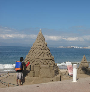 Sand Castle 海沿いに作られたサンド・キャッスル。観光客ほか、このあたりを海老の串焼きや綿菓子を食べながら散歩するメキシカンも多い。この先には海沿いにMaleconと呼ばれる長いボードウォークが続き、みやげ物屋やビニール袋にフルーツを切って売る屋台などが並ぶ