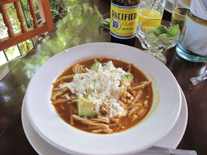 Tortilla Soup メキシコの主食とも言えるトルティアには、トウモロコシの粉を使ったものと小麦粉を使ったものがある。定番のトルティア・スープはトマトベースにアボカドとチーズが絡み合い、きざんだトルティアが香ばしい