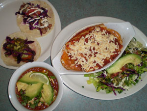 ビーガンチーズを使ったエンチラーダ（右）、タコス（左上）、ピリ辛のトルティーヤスープ（左下）