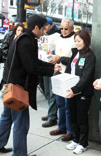 東日本大震災街頭募金活動の様子。右端が募金箱を持つ小笠原さん。大会の合間を縫って街頭募金に参加した