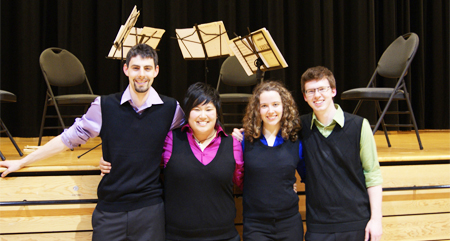 （左から）ジェレミー・ポッツさん（バイオリン）、シマ・タケダさん（バイオリン）、サラ・トレードウェルさん（ビオラ）、ネイサン・ジャックリンさん（チェロ）